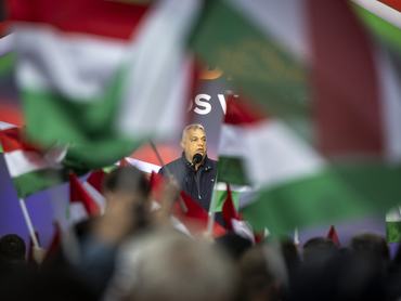 Békéscsaba, 2026. március 29.A Miniszterelnöki Kommunikációs Fõosztály által közreadott képen Orbán Viktor miniszterelnök, a Fidesz elnöke beszédet mond országjárásának békéscsabai állomásán, a Szent István téren 2026. március 29-én.MTI/Miniszterelnöki Kommunikációs Fõosztály/Kaiser Ákos