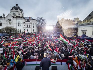 Szolnok, 2026. március 30.A Miniszterelnöki Kommunikációs Fõosztály által közreadott képen Orbán Viktor miniszterelnök, a Fidesz elnöke (k) beszédet mond országjárásának szolnoki állomásán, a Tiszai Hajósok terén 2026. március 30-án.MTI/Miniszterelnöki Kommunikációs Fõosztály/Kaiser Ákos