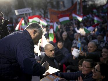 Szentes, 2026. április 1.A Miniszterelnöki Kommunikációs Fõosztály által közreadott képen Orbán Viktor miniszterelnök, a Fidesz elnöke országjárásának szentesi állomásán, a Kossuth téren 2026. április 1-jén.MTI/Miniszterelnöki Kommunikációs Fõosztály/Fischer Zoltán