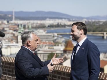 Orbán Viktor miniszterelnök (b) fogadja J.D. Vance amerikai alelnököt a Karmelita kolostorban 2026. április 7-én