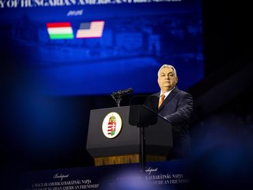 Budapest, 2026. április 7.A Miniszterelnöki Kommunikációs Fõosztály által közreadott képen Orbán Viktor miniszterelnök beszédet mond a magyar-amerikai barátság napja alkalmából rendezett nagygyûlésen az MTK Sportparkban 2026. április 7-én, ahol beszédet mond J.D. Vance amerikai alelnök is.MTI/Miniszterelnöki Kommunikációs Fõosztály/Fischer Zoltán