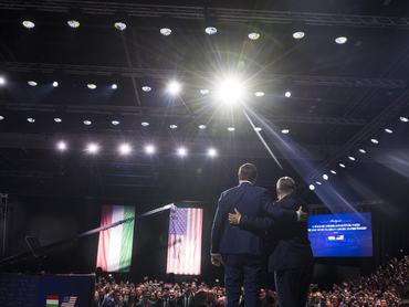 Budapest, 2026. április 7.A Miniszterelnöki Kommunikációs Fõosztály által közreadott képenOrbán Viktor miniszterelnök (j) és J.D. Vance amerikai alelnök a magyar-amerikai barátság napja alkalmából rendezett nagygyûlésen az MTK Sportparkban 2026. április 7-én.MTI/Miniszterelnöki Kommunikációs Fõosztály/Kaiser Ákos