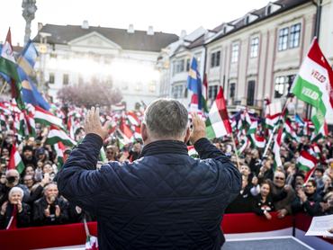 Sopron, 2026. április 8.A Miniszterelnöki Kommunikációs Fõosztály által közreadott képen Orbán Viktor miniszterelnök, a Fidesz elnöke (háttal) országjárásának soproni állomásán, a Fõ téren 2026. április 8-án.MTI/Miniszterelnöki Kommunikációs Fõosztály/Kaiser Ákos