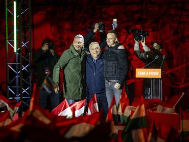 Budapest, 2026. április 11.
A Miniszterelnöki Kommunikációs Fõosztály által közreadott képen Orbán Viktor miniszterelnök, a Fidesz elnöke (k), Lázár János építési és közlekedési miniszter (b) és Szijjártó Péter külgazdasági és külügyminiszter a Fidesz-KDNP kampányzáró rendezvényén az I. kerületi Szentháromság téren 2026. április 11-én.
MTI/Miniszterelnöki Kommunikációs Fõosztály/Fischer Zoltán
