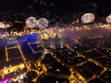 Budapest, 2025. augusztus 20.A drónnal készült felvételen tûzijáték az államalapítás és Szent István király ünnepén Budapesten 2025. augusztus 20-án.MTI/Máthé Zoltán
