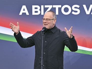 Veszprém, 2026. március 27.Navracsics Tibor közigazgatási és területfejlesztési miniszter beszédet mond Orbán Viktor miniszterelnök, a Fidesz elnöke országjárásának veszprémi állomásán, az Óváros téren 2026. március 27-én.MTI/Máthé Zoltán