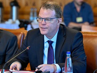 Budapest, 2026. május 26.Koltay András, a Nemzeti Média- és Hírközlési Hatóság (NMHH) elnöke (j) a meghallgatásán, az Országgyûlés pénzügyi és költségvetési bizottságának ülésén az Országházban 2026. május 26-án.MTI/Máthé Zoltán