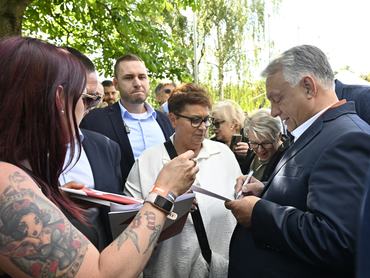 Budapest, 2026. június 13.Orbán Viktor, a Fidesz újraválasztott pártelnöke autogramot ad a párt tisztújító kongresszusa után a Budapest Kongresszusi Központ elõtt 2026. június 13-án.MTI/Máthé Zoltán