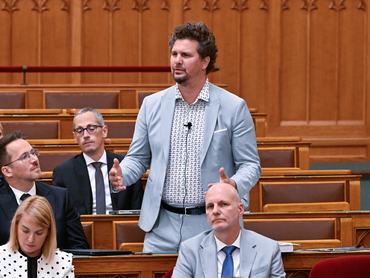 Budapest, 2026. június 15. Nagy Ervin kultúráért felelõs államtitkár felszólal a médiaszolgáltatásokról és a tömegkommunikációról szóló törvény és kapcsolódó törvények módosításáról szóló javaslat általános vitájában az Oszággyûlés plenáris ülésén 2026. június 15-én.MTI/Máthé Zoltán