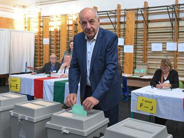Budapest, 2026. április 12.Sulyok Tamás köztársasági elnök leadja szavazatát az országgyûlési választáson Budapesten, a Németvölgyi Általános Iskolában kialakított szavazókörben 2026. április 12-én.MTI/Bruzák Noémi