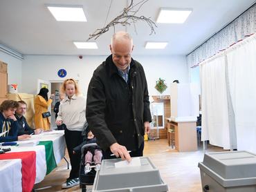 Budapest, 2026. április 12.Szalay-Bobrovniczky Kristóf honvédelmi miniszter leadja szavazatát az országgyûlési választáson a Németvölgyi úti Mackós Óvódában kialakított szavazókörben 2026. április 12-én.MTI/Bruzák Noémi