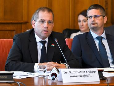 Budapest, 2026. május 12.Ruff Bálint, a Miniszterelnökséget vezetõ miniszterjelölt kinevezés elõtti meghallgatásán az Országgyûlés igazságügyi és alkotmányügyi bizottságának ülésén az Országházban 2026. május 12-én.MTI/MTI Fotószerkesztõség/Bruzák Noémi