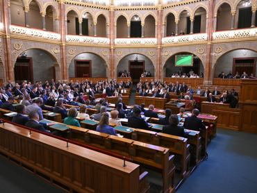Budapest, 2026. május 27.Magyar Péter miniszterelnök napirend elõtti felszólalásra válaszol Országgyûlés plenáris ülésén az Országházban 2026. május 27-én. A kormányfõ mellett Orbán Anita miniszterelnök-helyettes, külügyminiszter.MTI/Bruzák Noémi