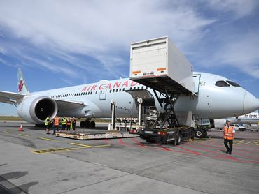 Budapest, 2026. június 6.Az Air Canada Boeing 787-9 Dreamliner típusú repülőgépe az Air Canada légitársaság Budapest - Toronto közötti közvetlen járat érkezésekor a Budapest Liszt Ferenc Nemzetközi Repülőtéren 2026. június 6-án. A járat október 24-ig üzemel, kezdetben heti négy, majd jövő hónaptól heti öt alkalommal. Boeing 787-9 DreamlinerMTI/Bruzák Noémi