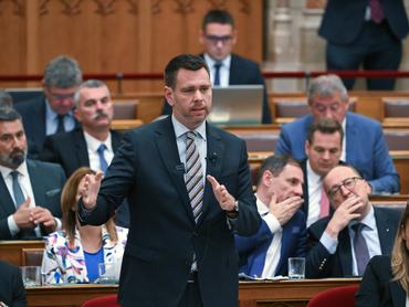 Vitézy Dávid közlekedési és beruházási miniszter az Országgyûlés plenáris ülésén 2026. június 15-én