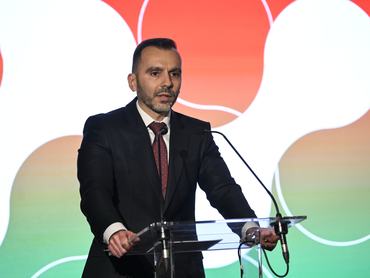 Joó István, a HIPA Nemzeti Befektetési Ügynökség vezérigazgatója beszédet mond a Konnektivitás Barátai Alapítvány által rendezett I. Konnektivitás gálavacsorán és díjátadó ünnepségen a Haris Parkban 2025. november 27-én