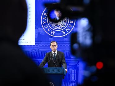 Varga Mihály, a Magyar Nemzeti Bank (MNB) elnöke sajtótájékoztatót tart az MNB Monetáris Tanácsának kamatdöntő ülése után az MNB Teátrumában 2026. február 24-én