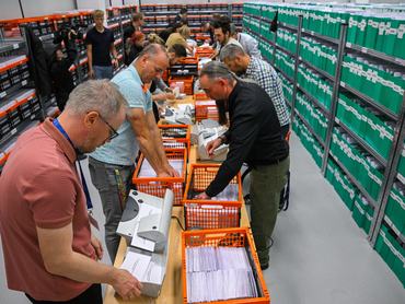 A Nemzeti Választási Iroda munkatársai a levélszavazatokat számolják az NVI Hengermalom úti székházában