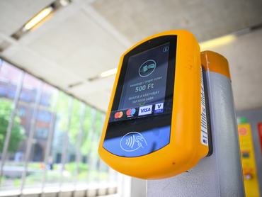 Érintéses Pay&GO fizetési terminál az M4-es metró Rákóczi téri állomásán 2026. április 22-én