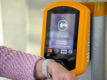 Érintéses jegyvásárlás a Pay&GO bankkártyás fizetési terminálon az M4-es metró Rákóczi téri állomásán 2026. április 22-én