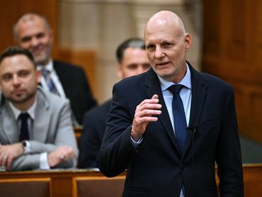 Budapest, 2026. június 9.Tanács Zoltán tudományos és technológiai miniszter felszólal a gyûlöletkeltésre alkalmas politikai reklámok visszaszorításáról, a gazdasági reklámok településképi illeszkedésének biztosításáról, valamint egyes beruházási szabályok módosításáról szóló törvényjavaslat vitájában az Országgyûlés plenáris ülésén 2026. június 9-én.MTI/Purger Tamás
