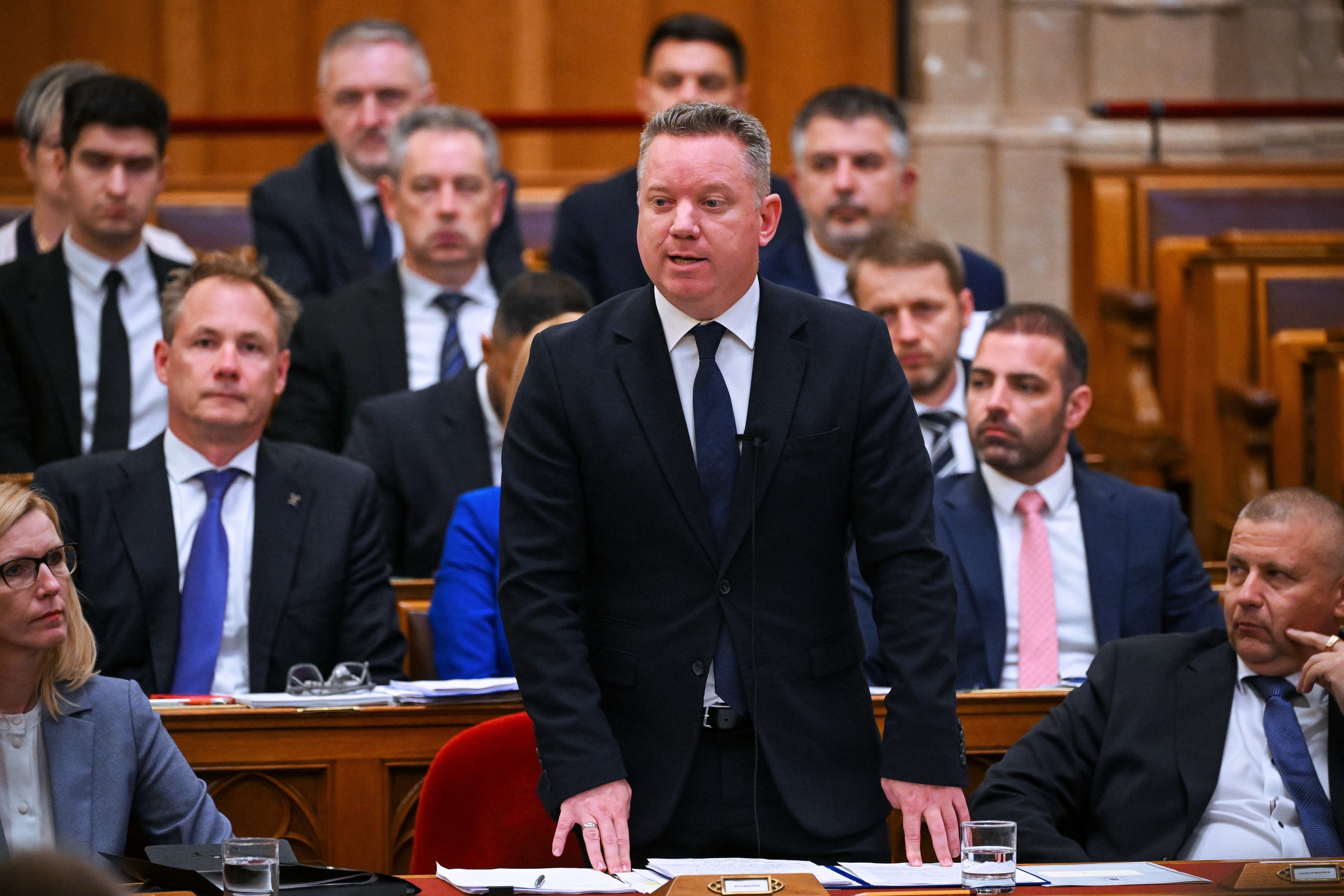 Egy fokozattal visszavettek a terrorriadóból Magyarországon