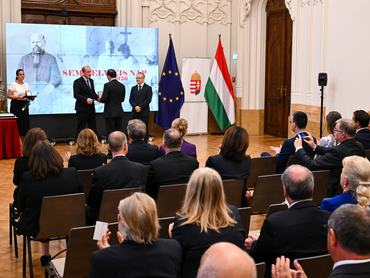 Budapest, 2026. június 30.Hegedûs Zsolt egészségügyi miniszter (balról) és Buga László kórházi fekvõ- és járóbeteg szakellátásért felelõs államtitkár (jobbról) elismeréseket ad át az Egészségügyi Minisztérium Semmelweis-napi ünnepségén a Belügyminisztérium épületében 2026. június 30-án.MTI/Purger Tamás