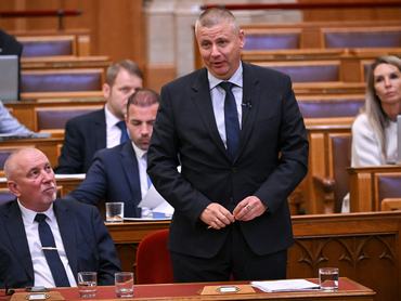Ruszin-Szendi Romulusz honvédelmi miniszter azonnali kérdésre válaszol az Országgyűlés rendkívüli ülésén 2026. július 20-án