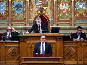 Budapest, 2025. május 21.Nagy Márton nemzetgazdasági miniszter expozét tart a Magyarország 2026. évi központi költségvetésérõl szóló törvényjavaslat vitájában az Országgyûlés plenáris ülésén 2025. május 21-én. Mögötte Kövér László házelnök.MTI/Soós Lajos