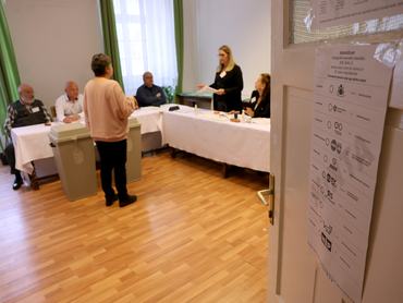 Sátoraljaújhely, 2026. április 12.Az ajtóra kiragasztott szavazólap az országgyûlési választáson a sátoraljaújhelyi városházán kialakított szavazókörben 2026. április 12-én. Itt szerepel a legtöbb jelölt a szavazólapon, tízen indultak a választáson.MTI/Vajda János