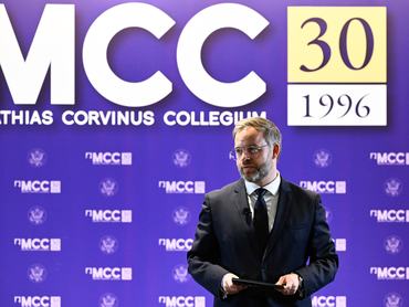 Budapest, 2026. április 8.Orbán Balázs, az MCC kuratóriumi elnöke a Mathias Corvinus Collegium (MCC) budapesti képzési központjában rendezett pódiumbeszélgetésen 2026. április 8-án, ahol beszédet mondot J. D. Vance, az Amerikai Egyesült Államok alelnöke.MTI/Hegedüs Róbert
