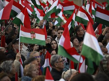 Résztvevõk a Fidesz-KDNP kampányzáró rendezvényén az I. kerületi Szentháromság téren 2026. április 11-én.