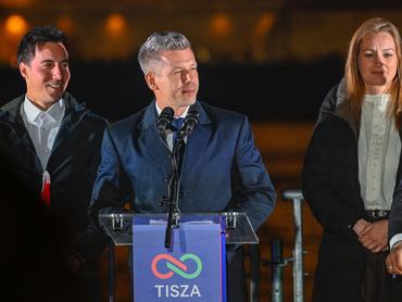 Budapest, 2026. április 13.Magyar Péter, a Tisza Párt elnöke (k) beszédet mond a párt eredményváró rendezvényén az országgyûlési választásokat követõen a budapesti Batthyány téren 2026. április 12-én.MTI/Hegedüs Róbert