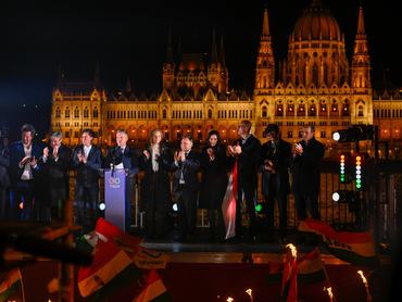 Budapest, 2026. április 13.Magyar Péter, a Tisza Párt elnöke (k) beszédet mond a párt eredményváró rendezvényén az országgyûlési választásokat követõen a budapesti Batthyány téren 2026. április 12-én.MTI/Hegedüs Róbert