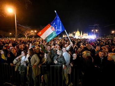 Budapest, 2026. április 13.Résztvevõk a Tisza Párt eredményváró rendezvényén az országgyûlési választásokat követõen a budapesti Batthyány téren 2026. április 12-én.MTI/Hegedüs Róbert