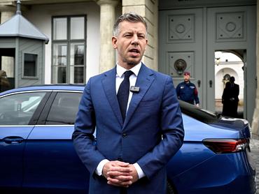 Magyar Péter, a Tisza Párt elnöke a Sándor-palota előtt, mielőtt megbeszélést folytat Sulyok Tamás köztársasági elnökkel 2026. április 15-én. Az államfő egyeztetésre hívta az Országgyűlésbe jutó pártok vezetőit.