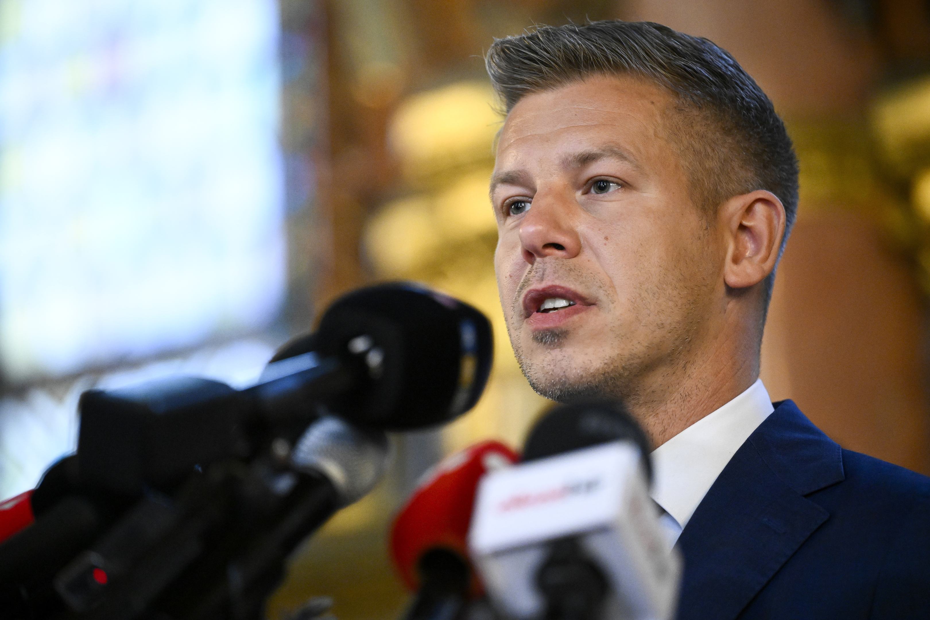 Magyar Péter szerint már menekülnek az oligarchák, több cég viszont cáfol