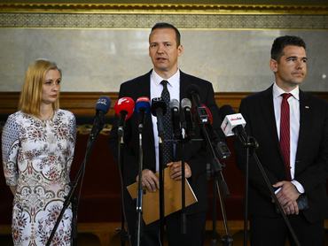 Budapest, 2026. április 17.Toroczkai László, a Mi Hazánk elnöke, a párt delegációjának vezetõje (k) az Országgyûlés alakuló ülését elõkészítõ tárgyalást követõen tartott sajtótájékoztatón az Országházban 2026. április 17-én. Mellette Duró Dóra frakcióvezetõ-helyettes és Novák Elõd alelnök.MTI/Hegedüs Róbert