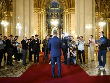 Budapest, 2026. április 17.Magyar Péter, a Tisza Párt elnöke, a párt delegációjának vezetõje, leendõ miniszterelnök (k, háttal) az Országgyûlés alakuló ülését elõkészítõ tárgyalás után az Országházban 2026. április 17-én.MTI/Hegedüs Róbert