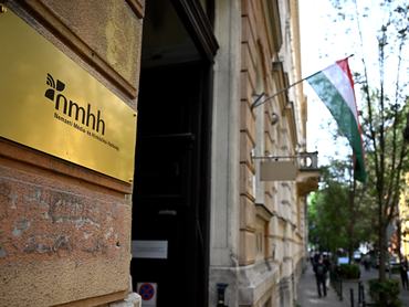 A Nemzeti Média- és Hírközlési Hatóság (NMHH) Médiatanácsának épülete a VIII. kerületi Reviczky utcában 2026. május 7-én.