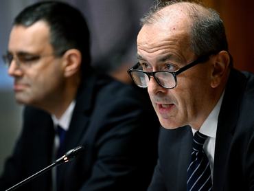 Hegedűs Zsolt egészségügyért felelős miniszterjelölt (j) kinevezés előtti meghallgatásán az Országgyűlés egészségügyi bizottságának ülésén az Országházban 2026. május 11-én.