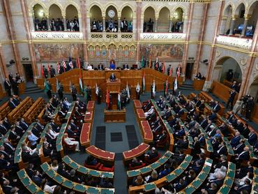 Budapest, 2026. május 12.Magyar Péter miniszterelnök beszédet mond az Országgyûlés plenáris ülésén az Országházban 2026. május 12-én. Mögötte Forsthoffer Ágnes, az Országgyûlés elnöke.MTI/Hegedüs Róbert