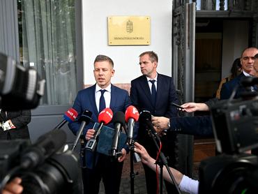 Budapest, 2026. május 14.Magyar Péter miniszterelnök a kormányzati átadás-átvétel után tartott sajtótájékoztatón a korábbi Miniszterelnökség épülete elõtt 2026. május 14-én. Mögötte Ruff Bálint, a Miniszterelnökséget vezetõ miniszter (j).MTI/Hegedüs Róbert