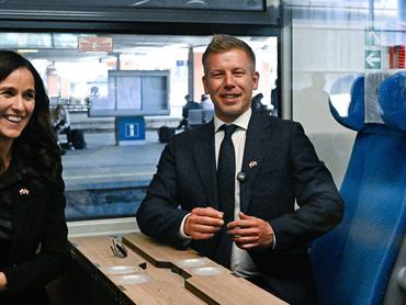 Krakkó, 2026. május 19.Magyar Péter miniszterelnök és Orbán Anita külügyminiszter a Krakkóból Varsóba induló, Irány Európa! elnevezésû vonaton 2026. május 19-én. A kormányfõ elsõ hivatalos látogatásán tartózkodik Lengyelországban, május 20-án Varsóban találkozik Donald Tusk lengyel miniszterelnökkel és Karol Nawrocki köztársasági elnökkel is.MTI/Hegedüs Róbert