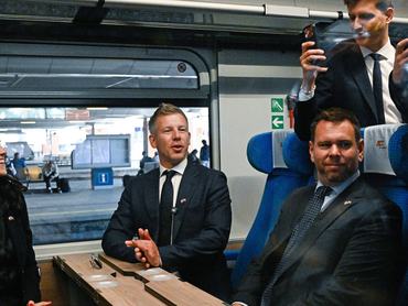 Krakkó, 2026. május 19.Magyar Péter miniszterelnök (b2), Orbán Anita külügyminiszter (b1) és Vitézy Dávid közlekedési és beruházási miniszter (b3) a Krakkóból Varsóba induló, Irány Európa! elnevezésû vonaton 2026. május 19-én. A kormányfõ elsõ hivatalos látogatásán tartózkodik Lengyelországban, május 20-án Varsóban találkozik Donald Tusk lengyel miniszterelnökkel és Karol Nawrocki köztársasági elnökkel is.MTI/Hegedüs Róbert