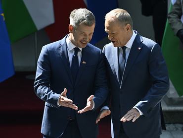 Varsó, 2026. május 20.Donald Tusk lengyel kormányfő (j) fogadja hivatalában Magyar Péter miniszterelnököt Varsóban 2026. május 20-án. A magyar kormányfő első hivatalos látogatásán tartózkodik Lengyelországban.MTI/Hegedüs Róbert