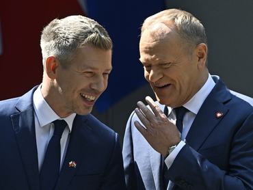 Varsó, 2026. május 20.Donald Tusk lengyel kormányfõ (j) fogadja hivatalában Magyar Péter miniszterelnököt Varsóban 2026. május 20-án.MTI/Hegedüs Róbert