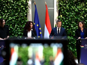 Magyar Péter miniszterelnök a Miniszterelnökségen tartott kormányszóvivői sajtótájékoztatón 2026. június 11-én. Mellette Köböl Anita, Magyar Éva és Szondi Vanda kormányszóvivők
