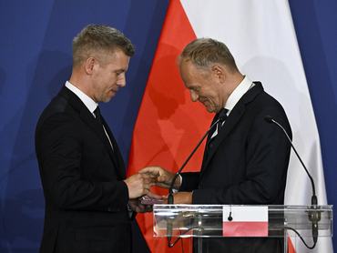Gödöllõ, 2026. június 23.Magyar Péter miniszterelnök (b) emlékérmet ad át Donald Tusk lengyel kormányfõnek a visegrádi együttmûködés (V4) kormányfõinek találkozója után tartott sajtótájékoztatón a Gödöllõi Királyi Kastély Lovardájában 2026. június 23-án.MTI/Hegedüs Róbert
