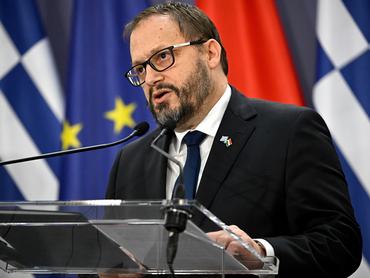Budapest, 2026. június 26.Kármán András pénzügyminiszter a Magyar Péter miniszterelnökkel és Kirjákosz Pierakákisz görög pénzügyminiszterrel, az Eurócsoport elnökével tartott közös sajtónyilatkozaton a Pénzügyminisztériumban 2026. június 26-án.MTI/Hegedüs Róbert